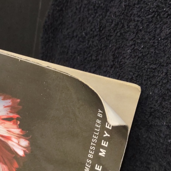 VERY USED NEW MOON PAPERBACK BOOK 2ND BOOK IN TWILIGHT SERIES HAS WEAR - Picture 3 of 15